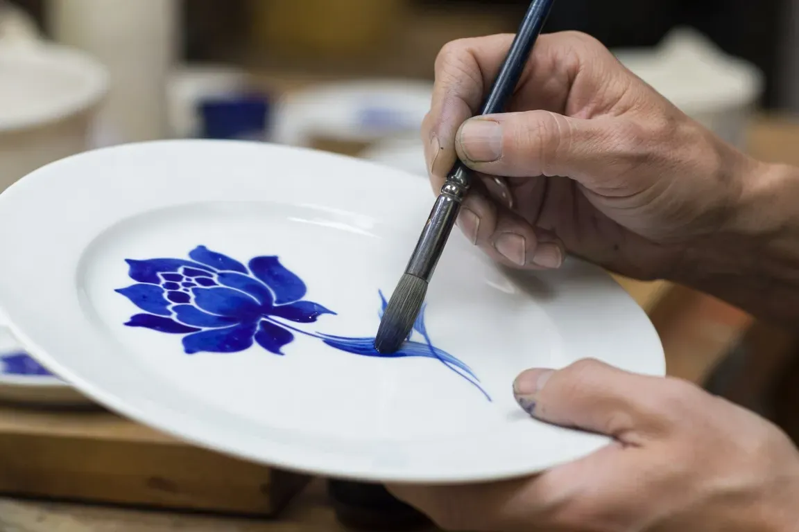 Détail d’un motif cobalt en cours de peinture